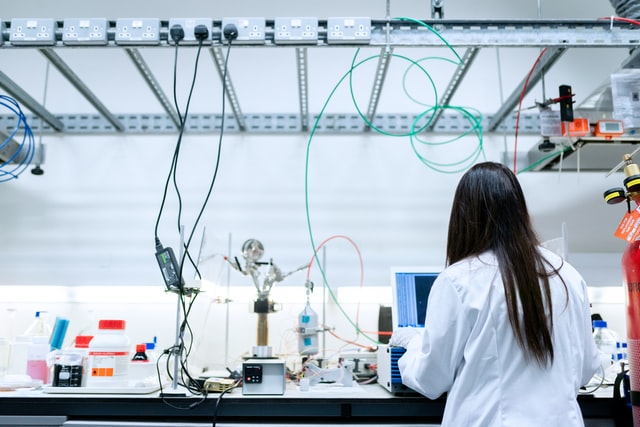 chemical-engineer-working-in-laboratory